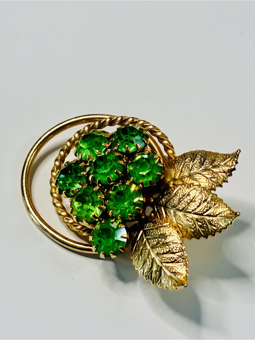 Gold-Tone Leaf Brooch with Bright Green Stones VTG Retro - Picture 2 of 8